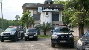 Ataque a tiros deixa homem morto e criança baleada no colo de idosa em Cariacica, ES Ataque a tiros deixa homem morto e criança baleada no colo de idosa em Cariacica, ES